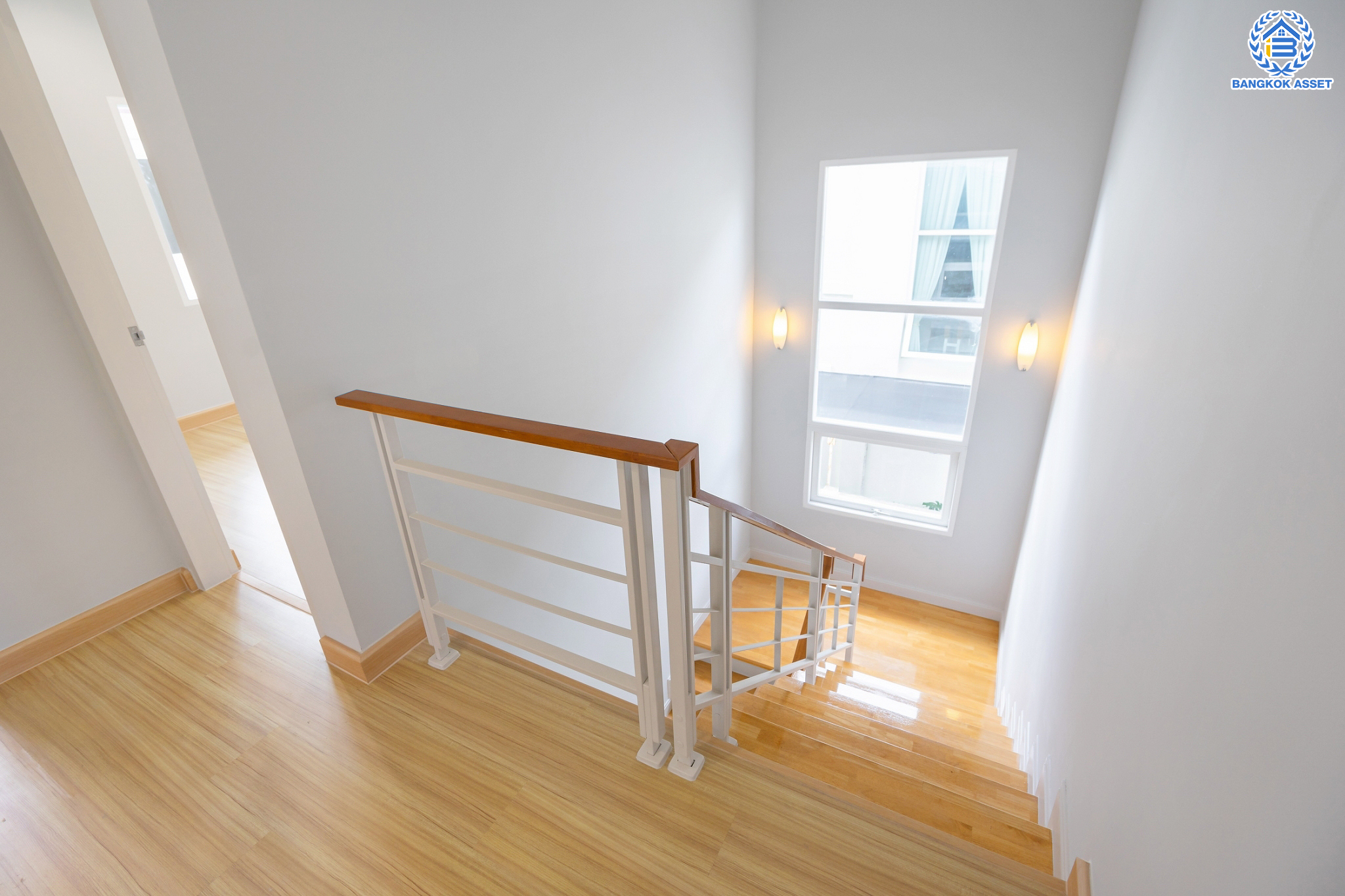 บ้านมือสองตกแต่งใหม่ ม.เดอะเซนโทร วัชรพล บ้านเดี่ยวจากแบรนด์ AP เนื้อที่ 56 ตร.ว. ฟังก์ชัน 3 ห้องนอน 3 ห้องน้ำ จอดรถได้ 2 คัน Facilities ครบครัน บนทำเลเชื่อมต่อหลายเส้นทาง ถ.รามอินทรา ถ.สายไหม และ ถ.พหลโยธิน ใกล้สนามบินดอนเมือง ทางด่วน "รามอินทรา" และรถไฟฟ้าสายสีเขียว "สถานีคูคต"